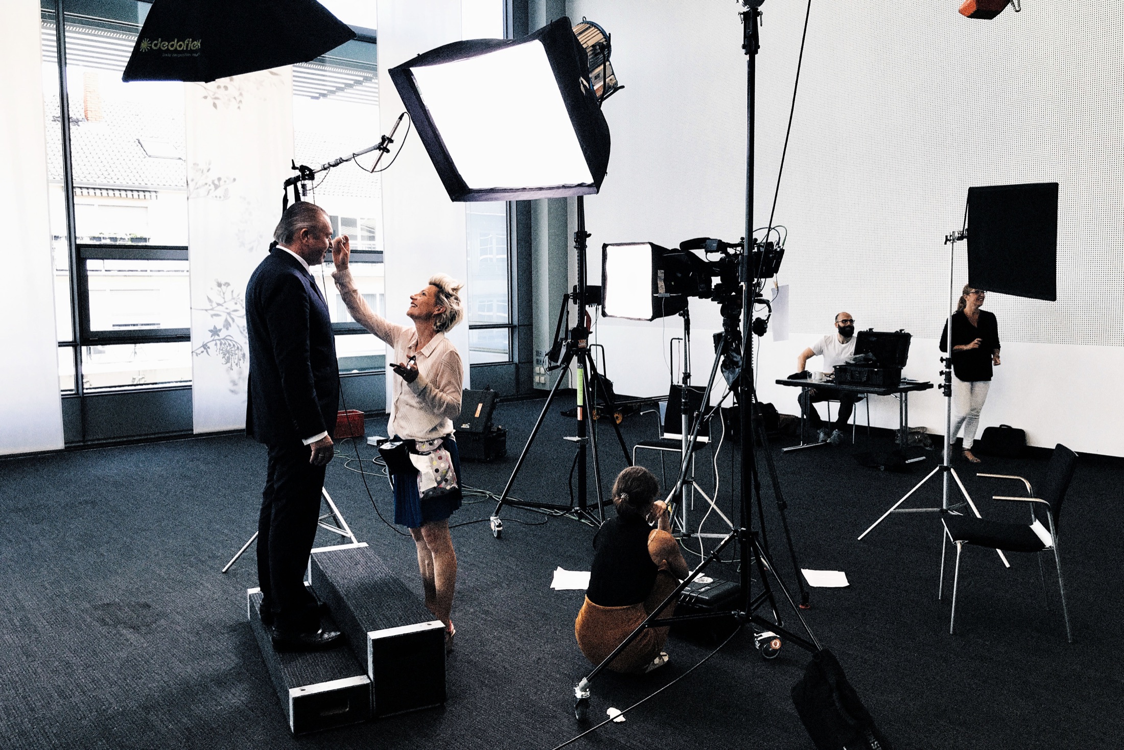 Blick hinter die Kulissen einer HAYS-Videoproduktion mit Kamera, Licht und Team