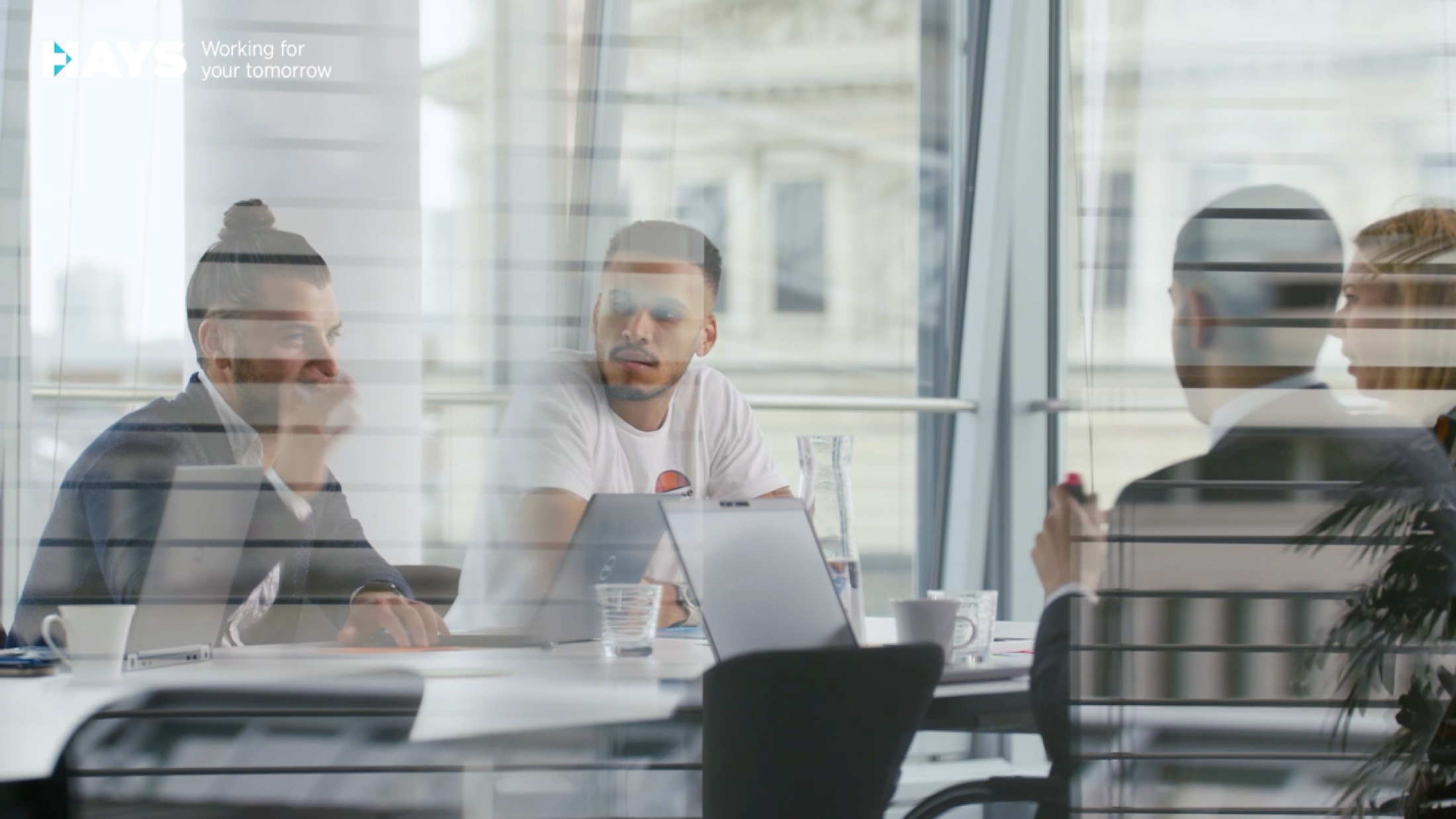 Mitarbeitende von HAYS in einer Besprechung für den Employer-Branding-Film