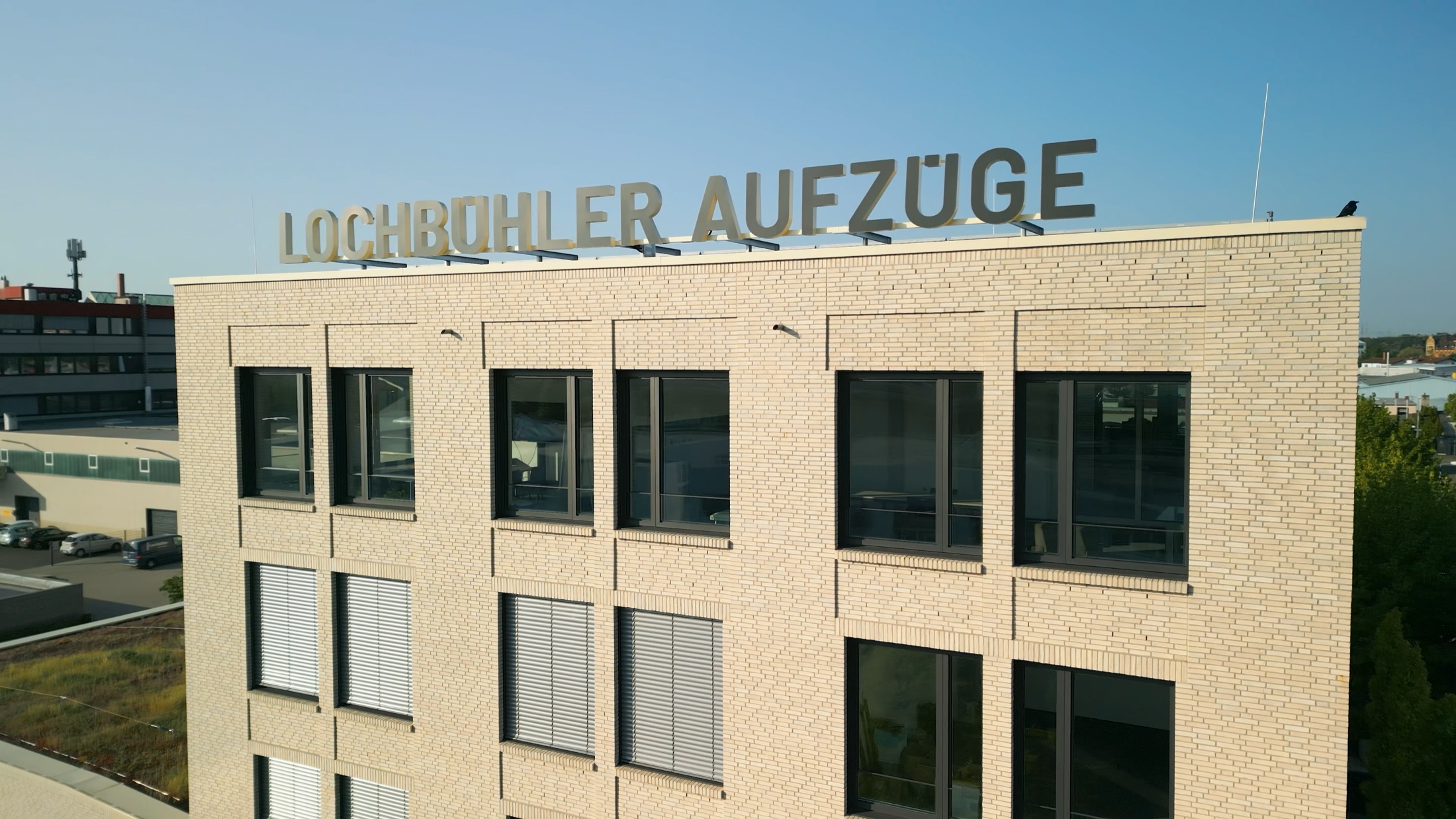 Firmengebäude von Lochbühler Aufzüge mit großem Schriftzug auf dem Dach