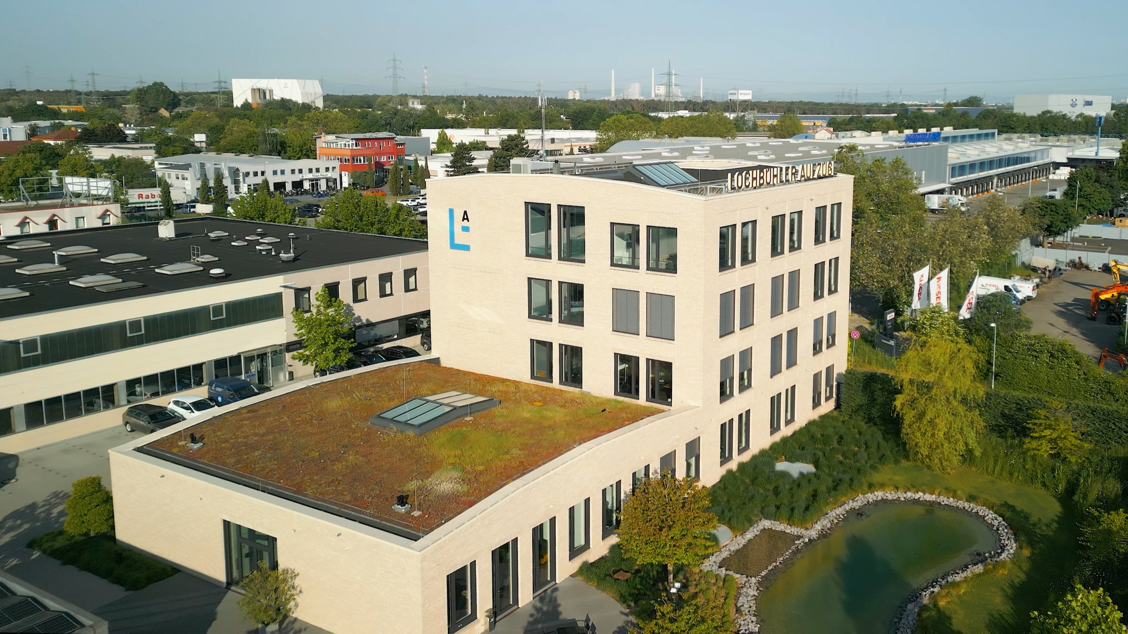 Drohnenaufnahme des neuen Firmengebäudes von Lochbühler Aufzüge