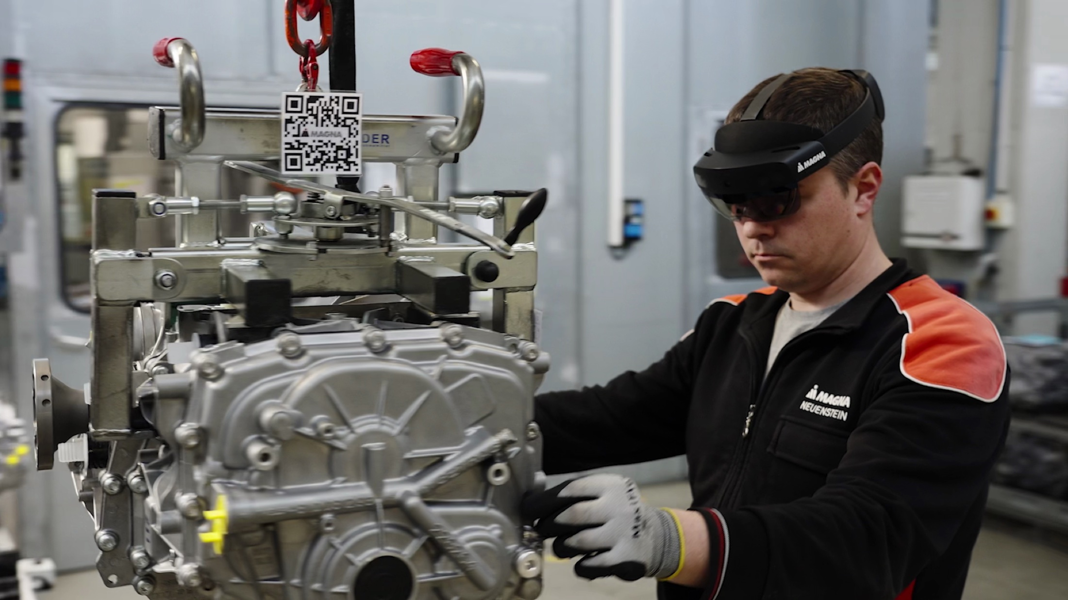 MAGNA-Mitarbeiter nutzt eine Augmented-Reality-Brille in der Produktion