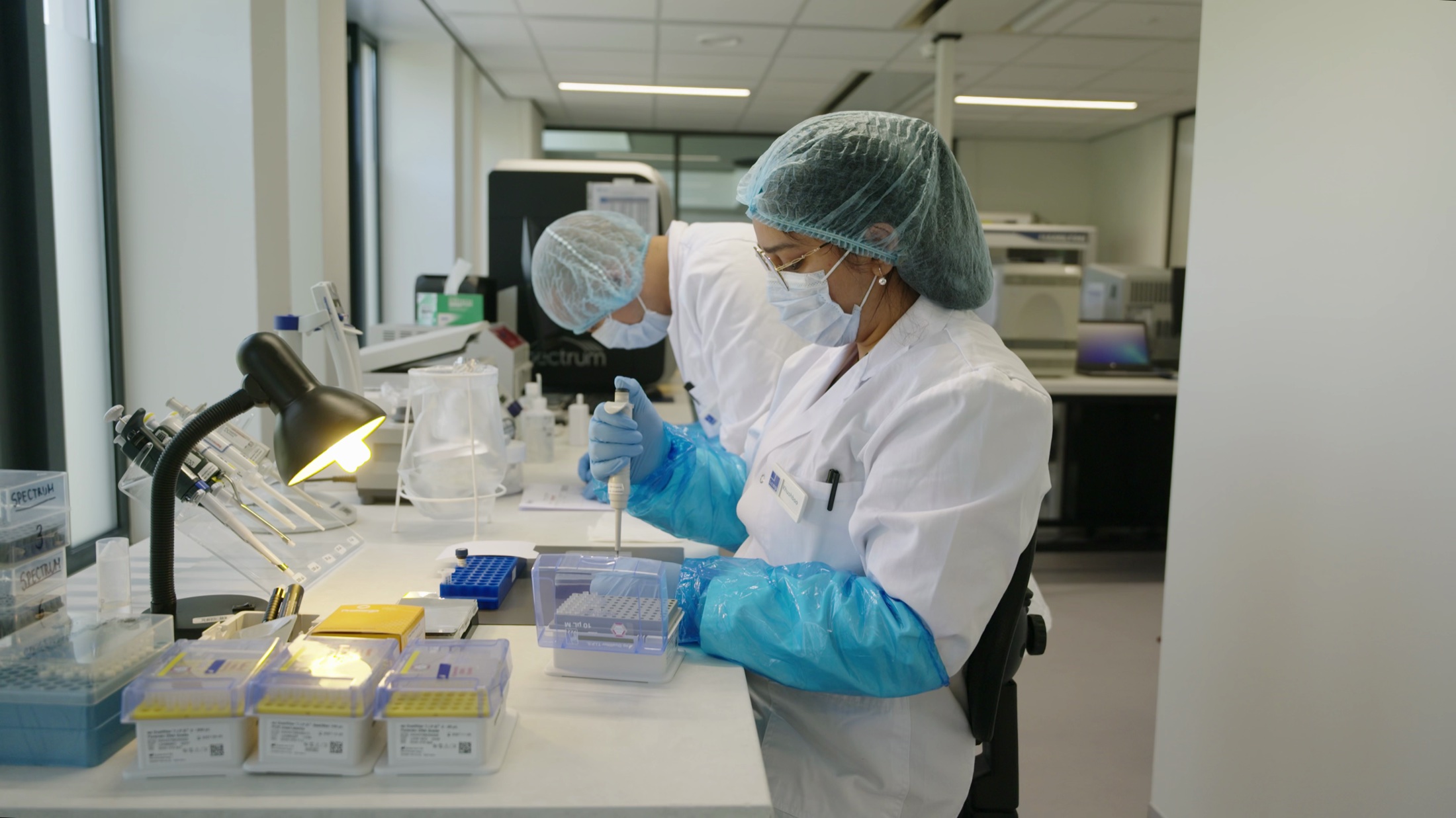 Zwei Fachkräfte bei der Laborarbeit am ICMP in Den Haag