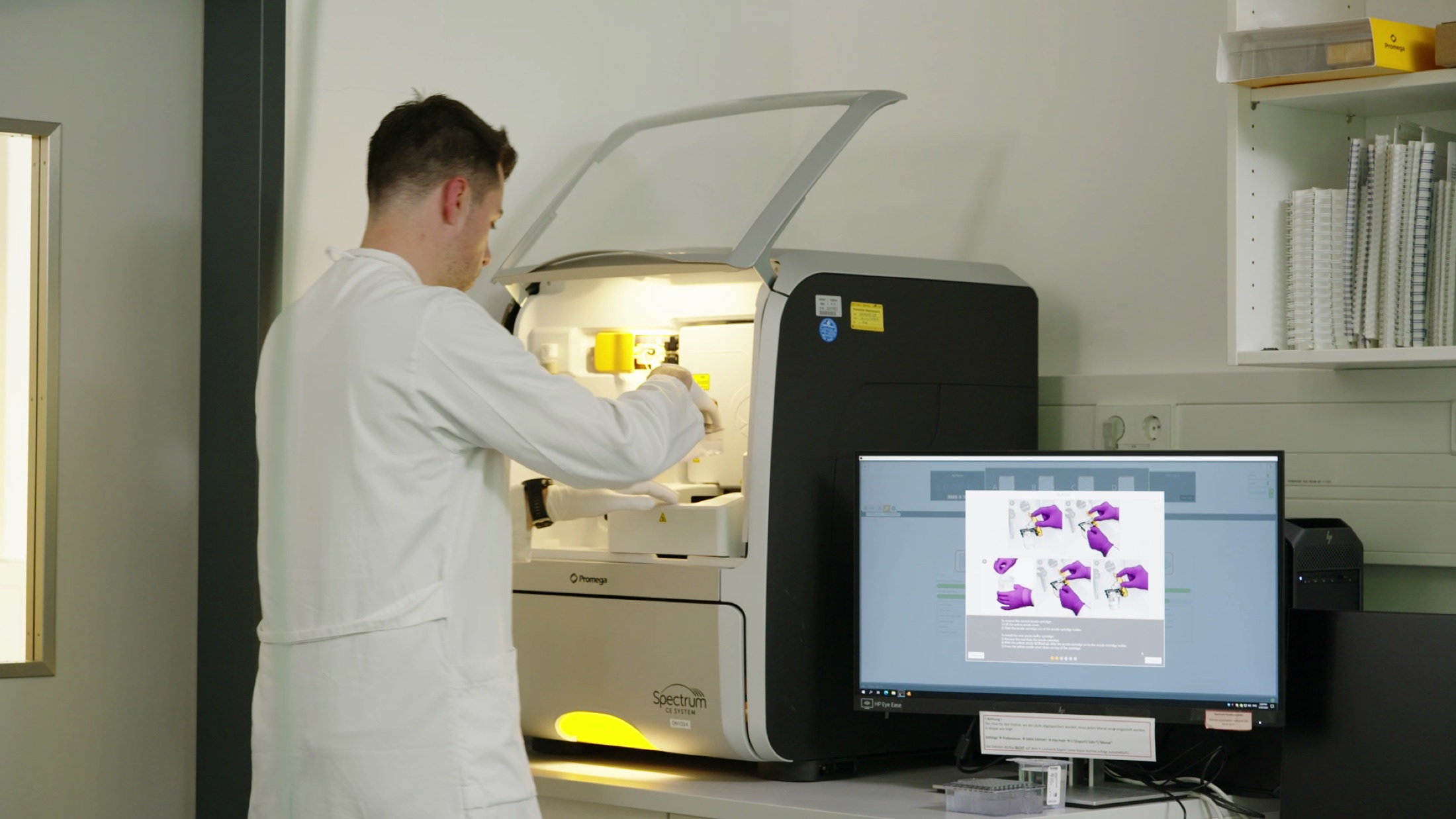 Fachkraft der Uniklinik Köln bei der Arbeit an einem Promega-Analysegerät