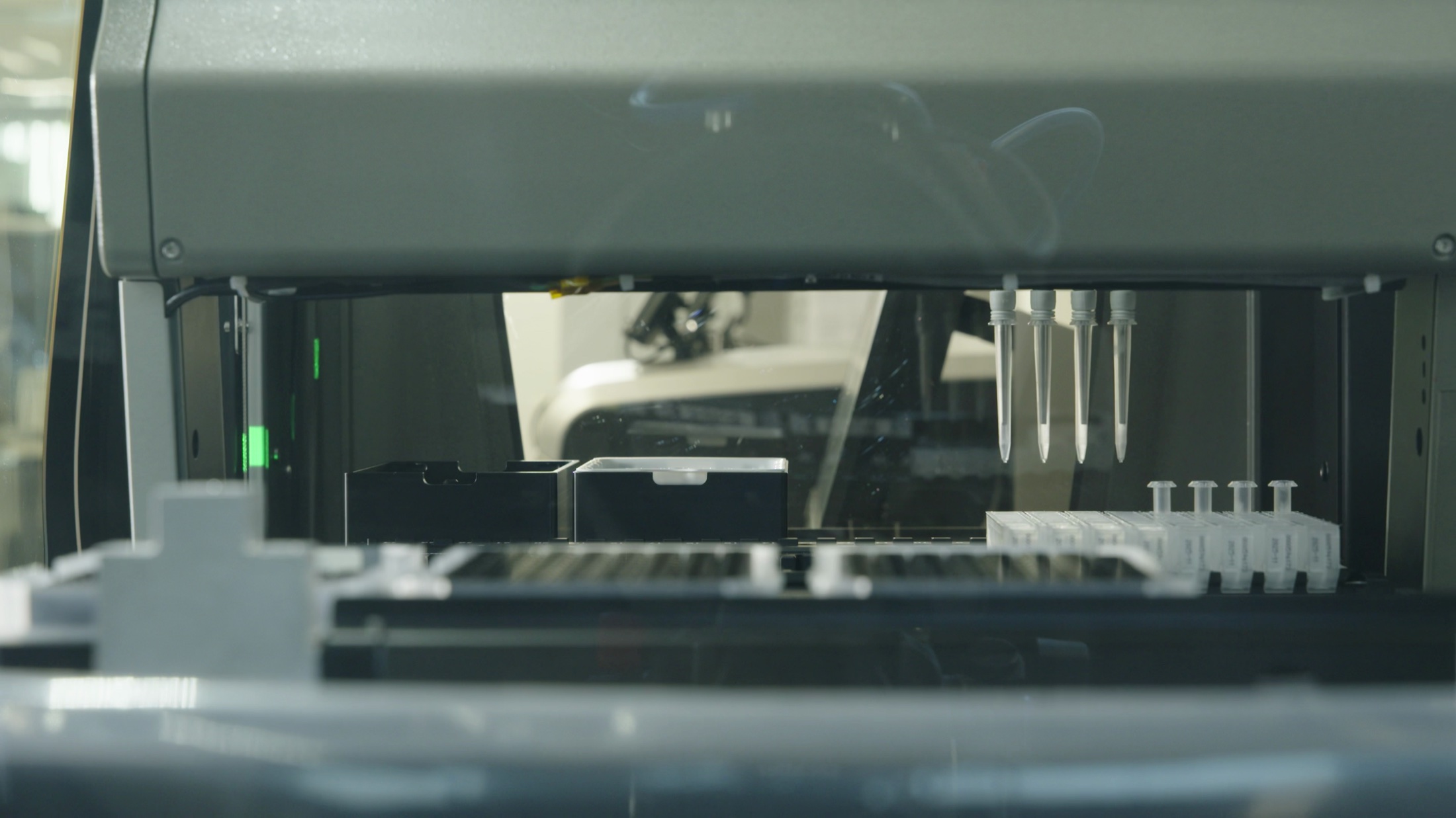Nahaufnahme der Pipettiereinheit eines Promega-Analysegeräts